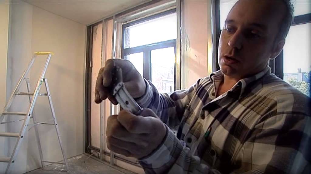 Een ge&iuml;soleerde voorzetwand met dampscherm plaatsen aan een buitenmuur