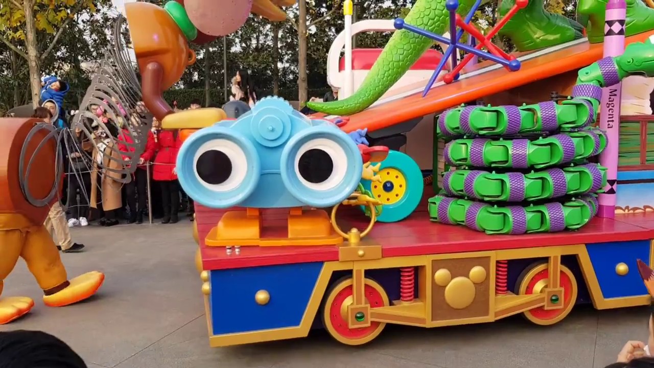 Shanghai Disneyland Parade Full Show. Mickey's Storybook Express - Shanghai Disneyland - Full Parade