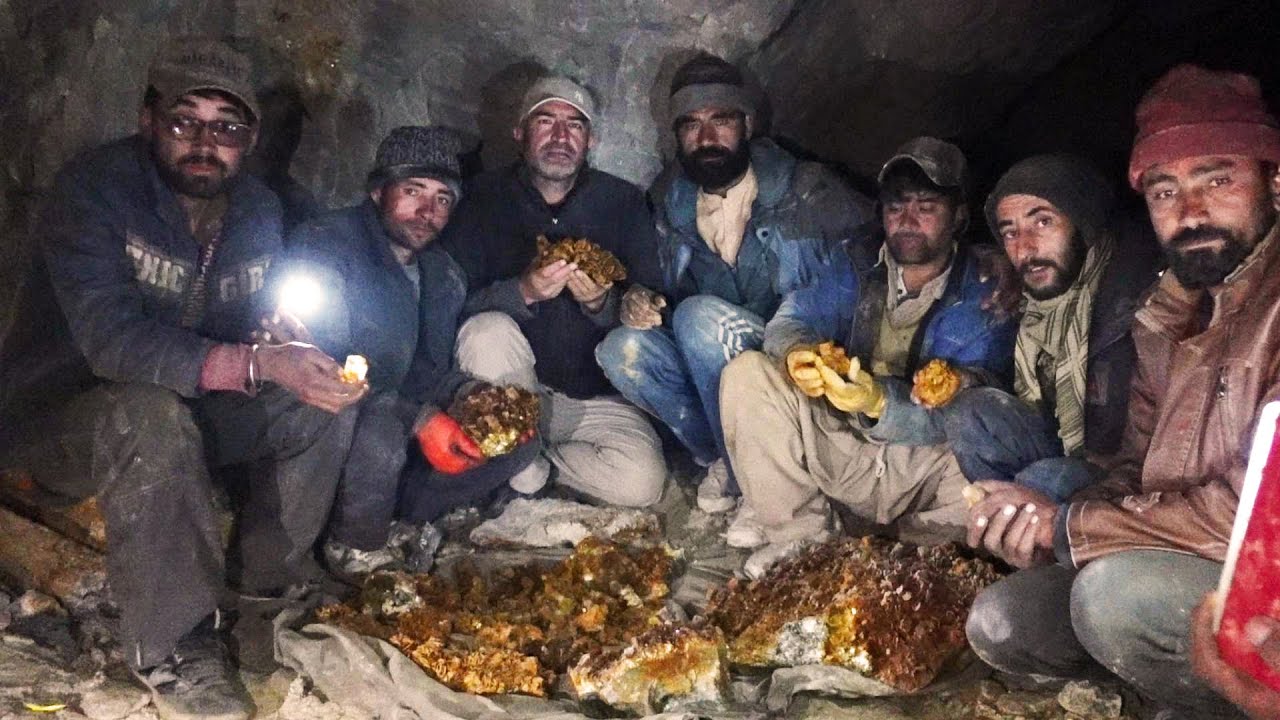 Выкопан удивительный образец аквамарина из кармана ЧУМАРА БАКУРА, Сумаяр-Нагар, Пакистан.