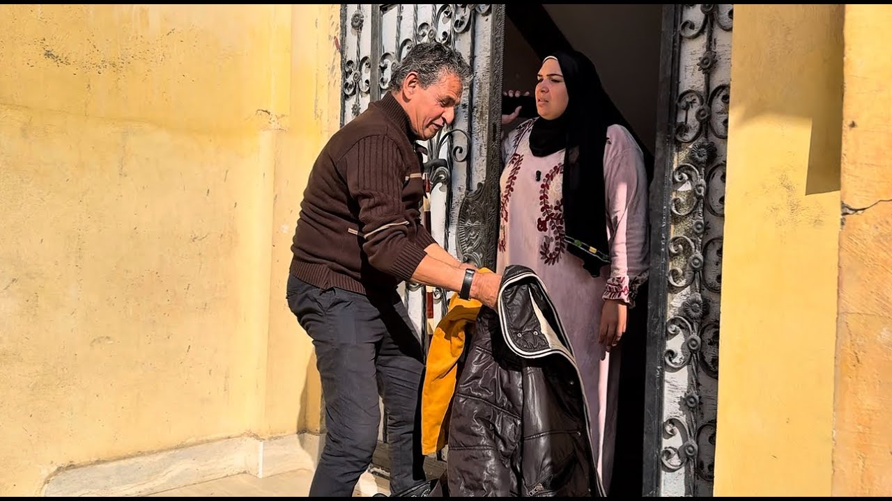 بائع متجول اول بيت يروحه عند خطيبت ابنه بدل ما يدخل بهديه شوف دخل باى