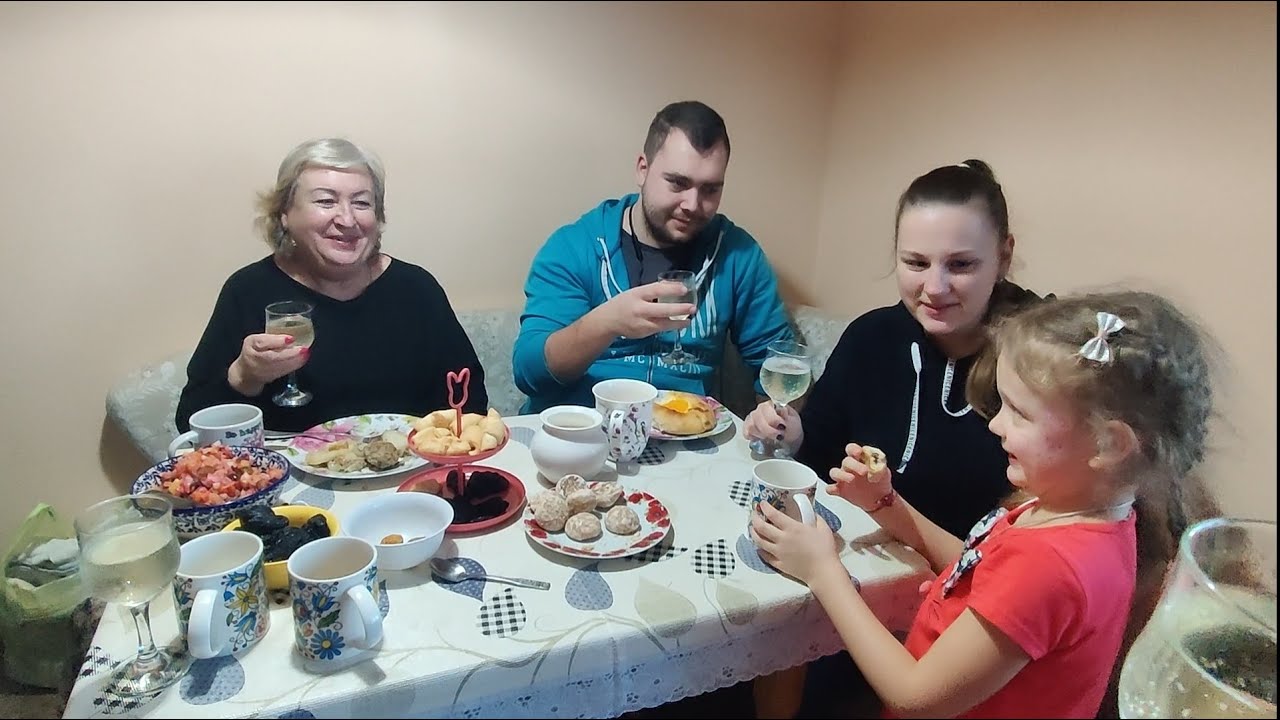 Приехала сваха ! Пьём шампанское !