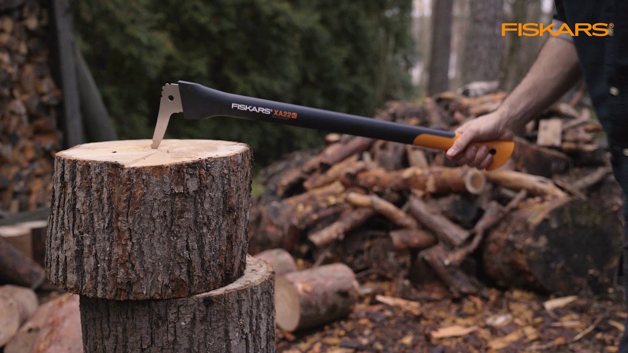 Transportez vos buches sans effort avec la sapie &agrave; long manche XA22 WoodXpert&trade; Fiskars.