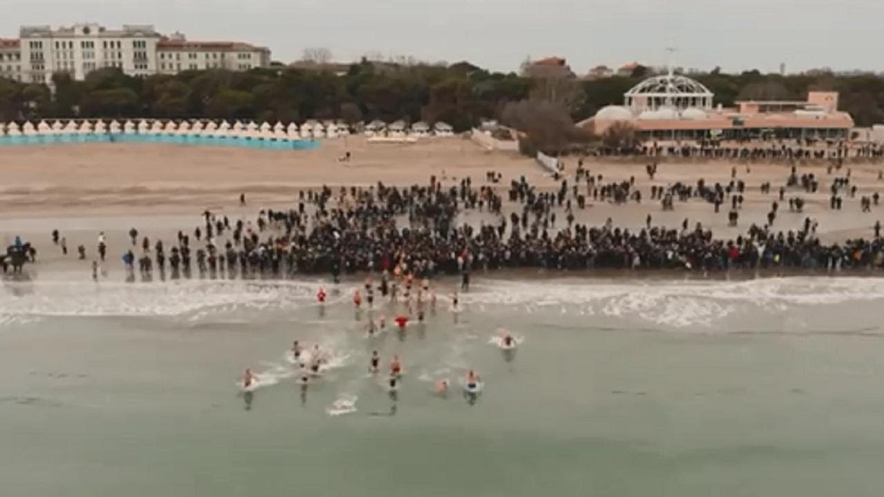 Lido di Venezia, lo spettacolare Capodanno degli ibernisti