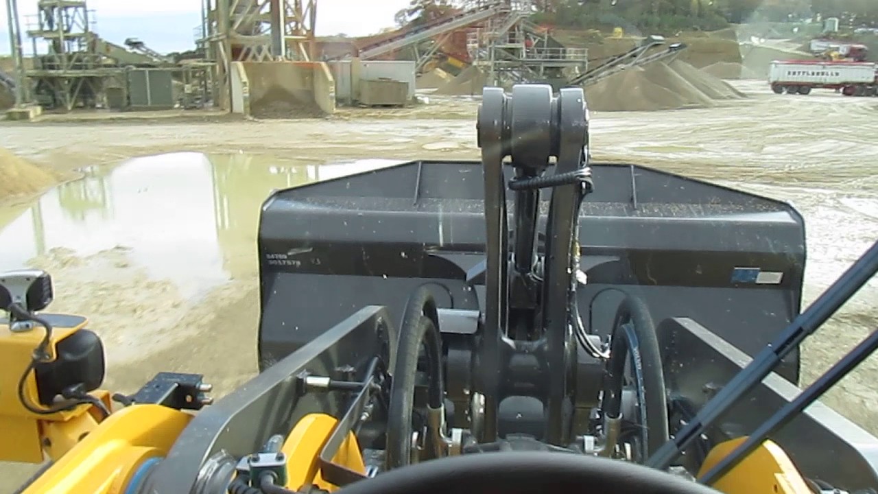 Volvo L180H first working in the yard