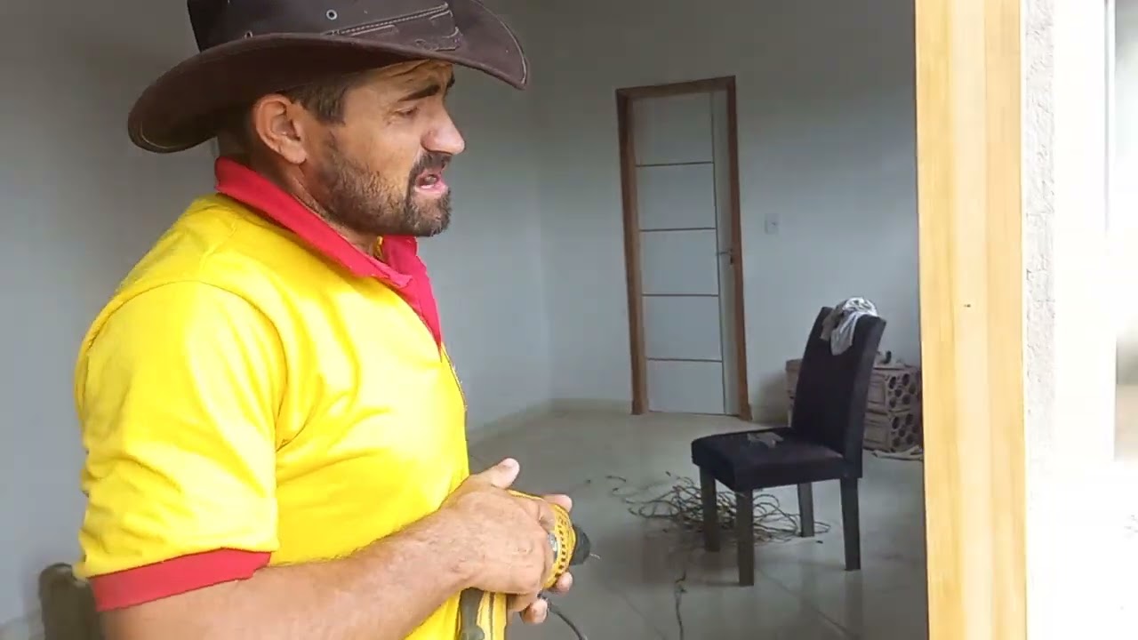 colocando batente de porta no parafuso sem cimento