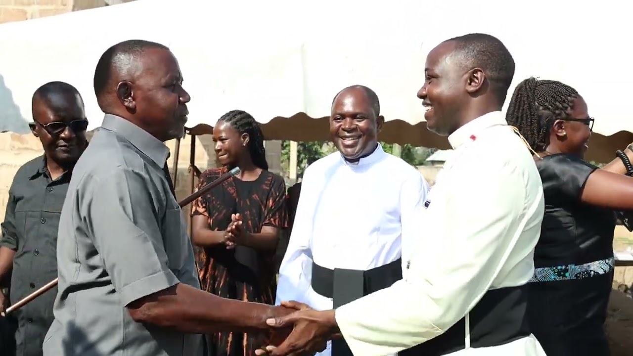 Hivi ndivyo Padre Innocent Makongoro alivyowasili na kupokelewa nyumbani siku ya Misa ya Shukrani.