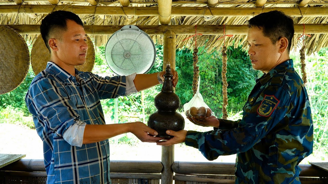 Despite having met only recently, E-gan generously brought Ha Nam a secret gift.