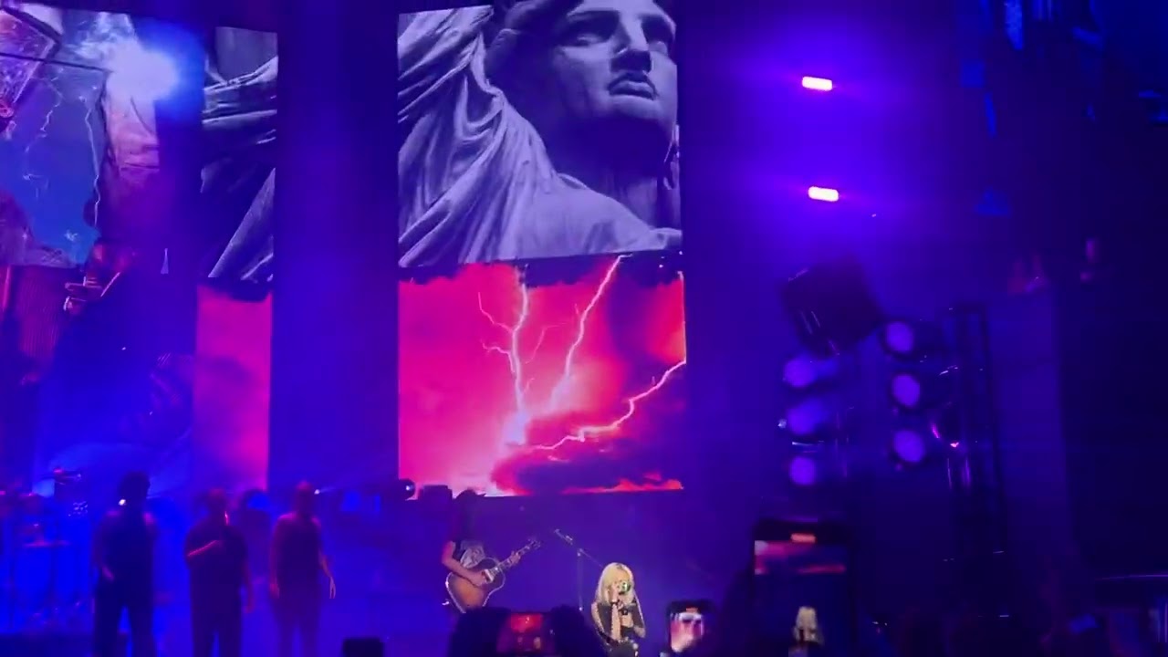 Nothing breaks like a heart, Miley Cyrus live  (Bogota Colombia) 21/03/2022