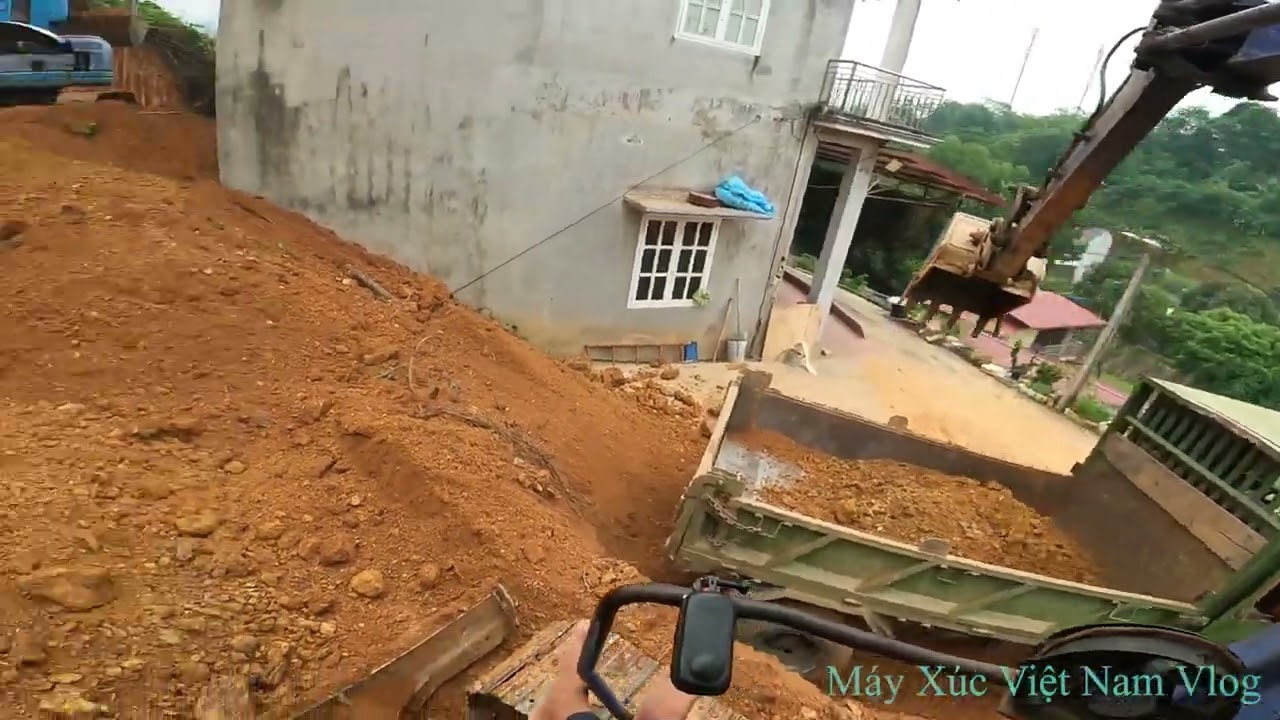 Máy Xúc Việt Nam Tập 1806. Cùng E Phú Xúc Đất Sạt Lở Sau Nhà Dân Lên Xe Công Nông Và Chuẩn Bị Kè Đá