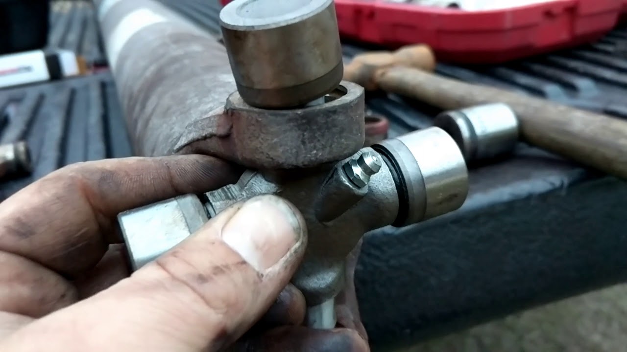Как заменить карданный шарнир на грузовике Dodge Ram 1500 Hemi 2002 2003 2004 2005 2006 2007 2008