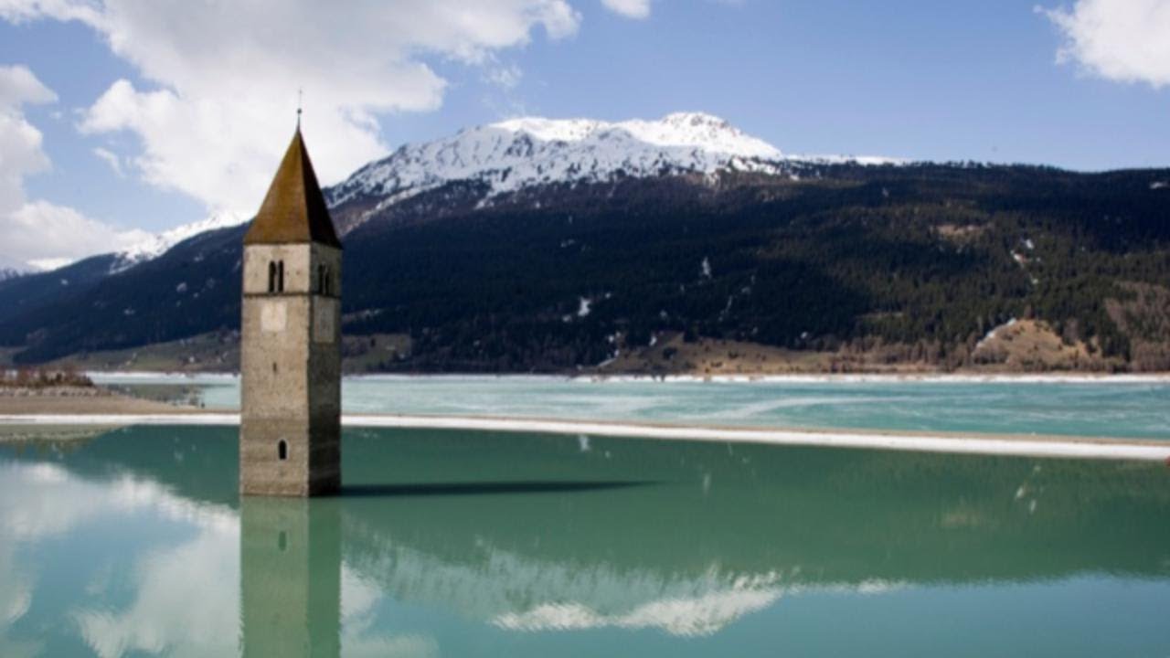 Alto Adige, svuotato il lago di Resia: riaffiorano i resti del borgo sommerso di Curon