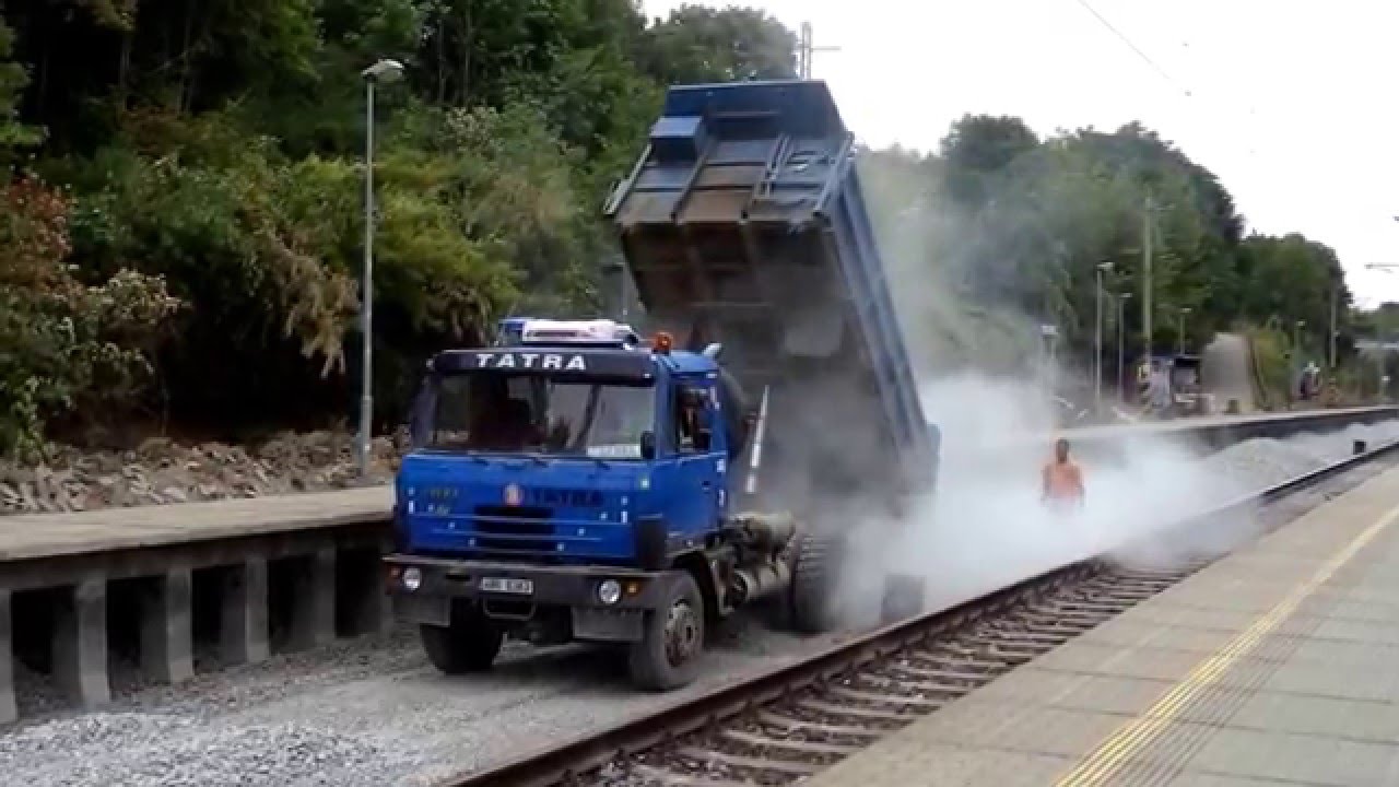 Tatra 815 při vykládce kamene / unload stone