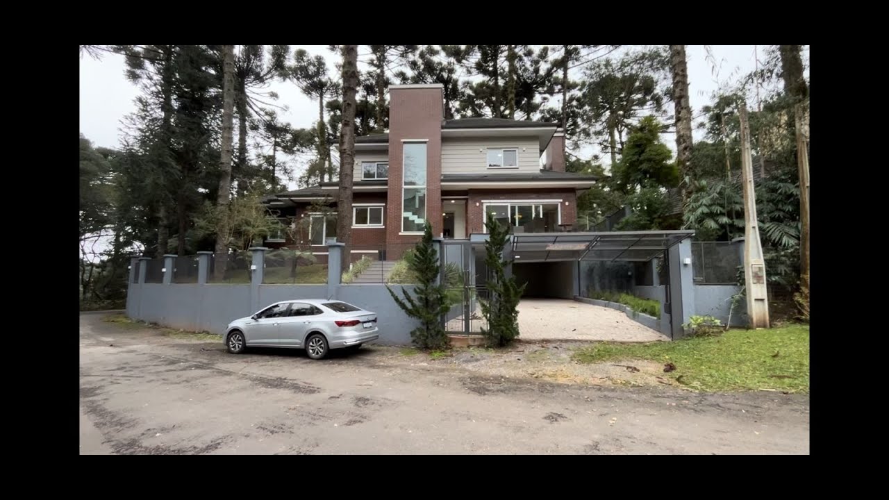 LINDA CASA EM GRAMADO NO BAIRRO PLANALTO AO LADO DO LAGO NEGRO