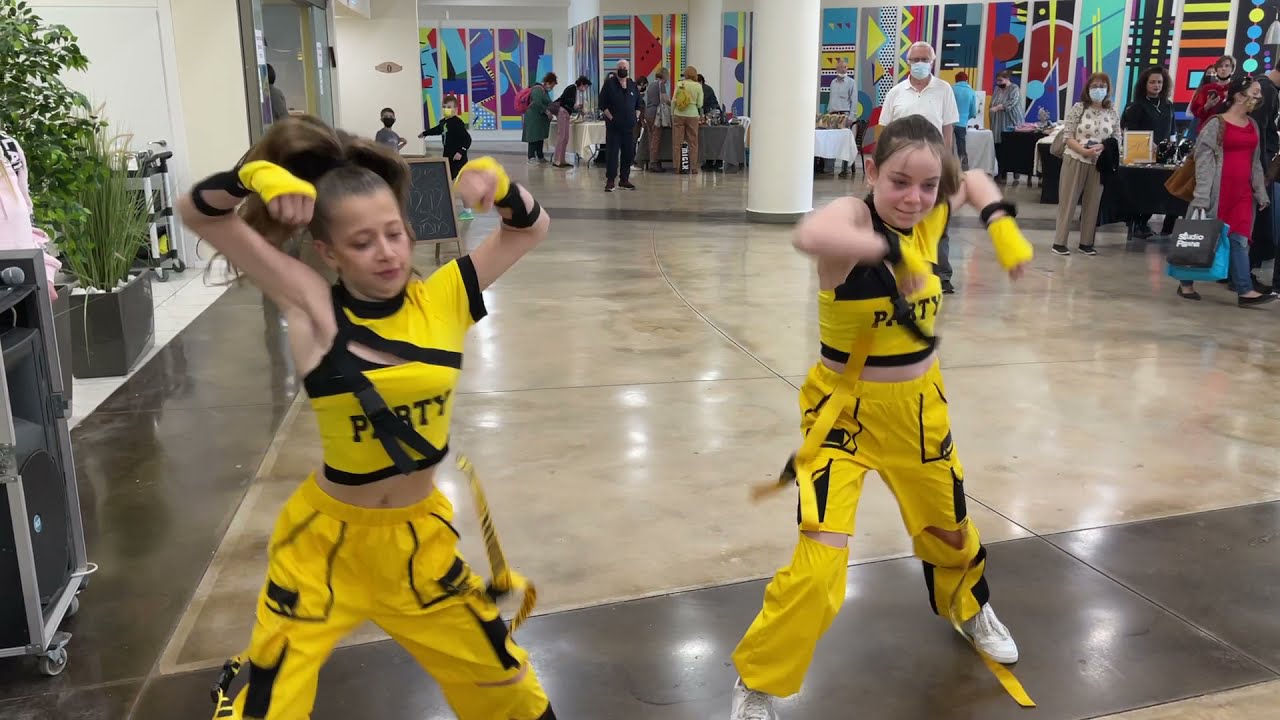 חי פה - חדשות חיפה: רקדניות מסטודיו ענבל ירון - קסטרא - יריד בלאק פריידי החברה הכלכלית 26/11/21