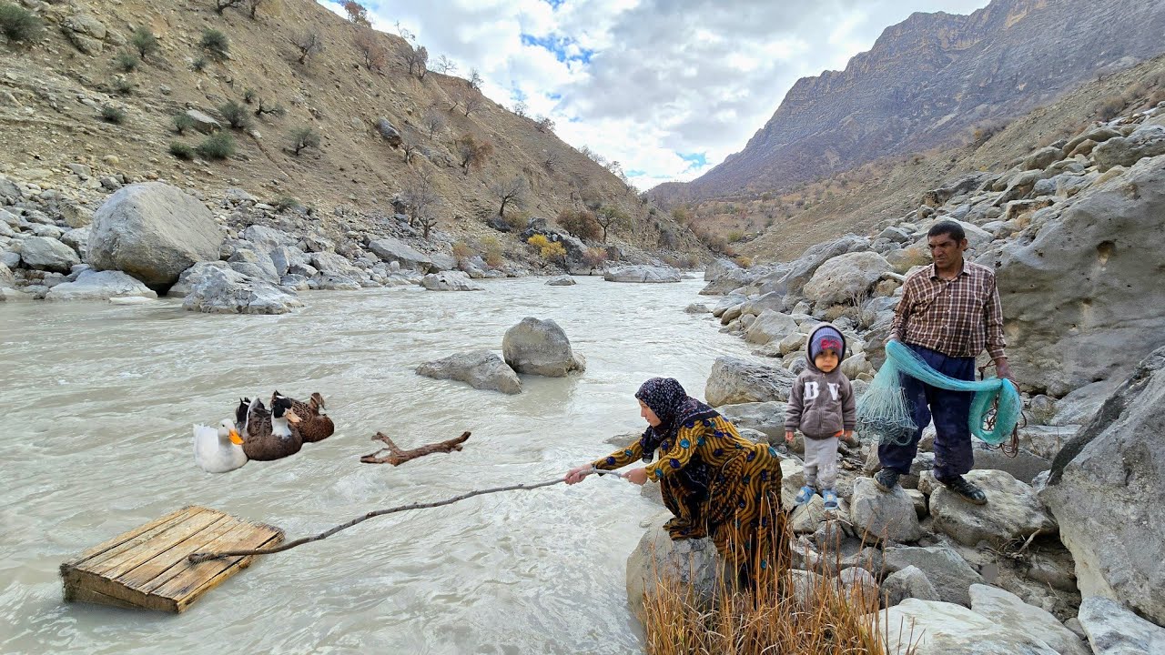 Single Nomadic Woman by a Wild River | Rescuing a Mystery Chest from the Water | Survival & Fishing