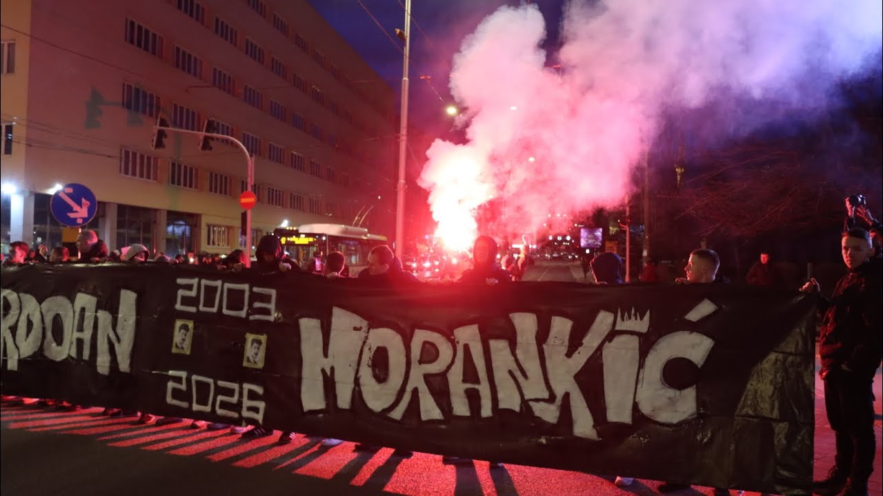 UŽIVO: Građani blokirali rasksrnicu i krenuli prema Vladi KS
