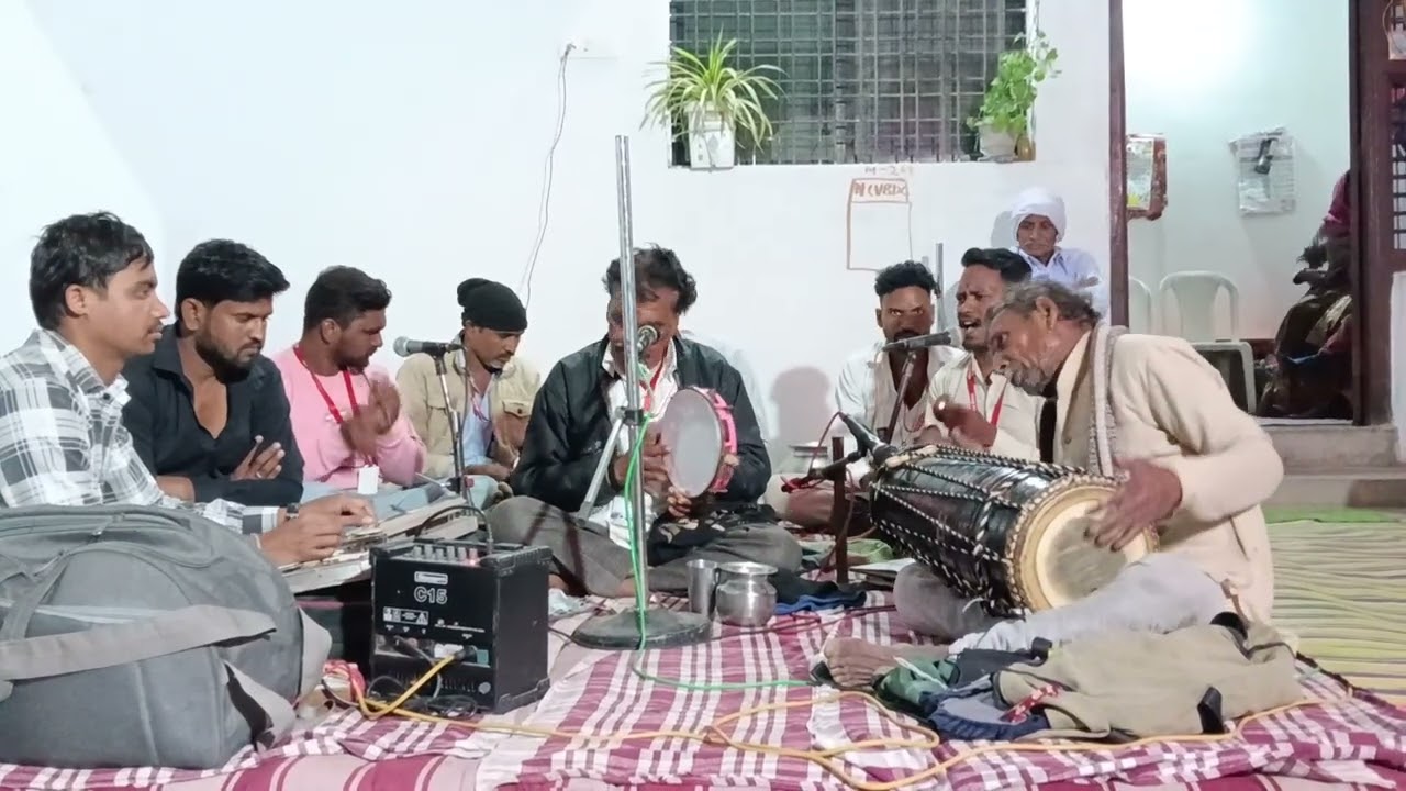 Parmatma ek bhajan sandhya nerla... Parmatma ek... Parmatma ek bhajan .... Ratha chalala baba cha...