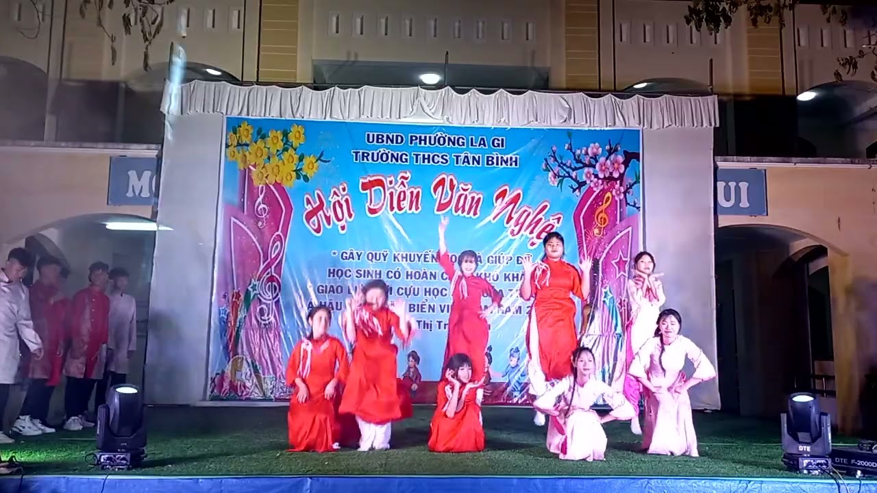 Mashup Về nhà thôi do lớp 9B trường THCS Tân Bình, Lâm Đồng trình bày.