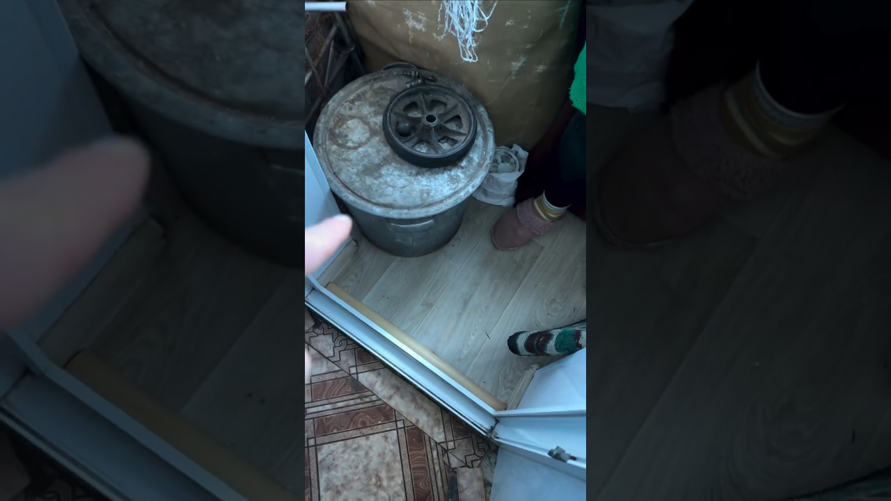 Галя наводит порядок на балконе 😄