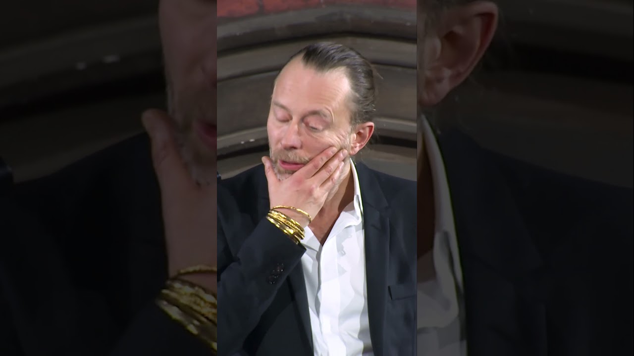 Том Йорк читает письмо о получении неожиданного текстового сообщения…