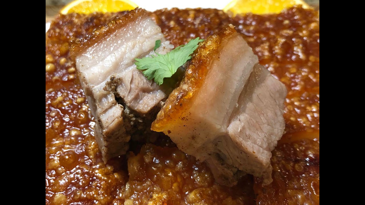 【松化脆皮燒肉】深受大眾喜愛，寓意紅皮赤壯，喜慶延席，過年過節🧨也非常受歡迎一道美食，它脆皮松化肉鮮味美而且有汁，香口，的確令人垂涎三尺🤤  | Crispy roasted pork belly