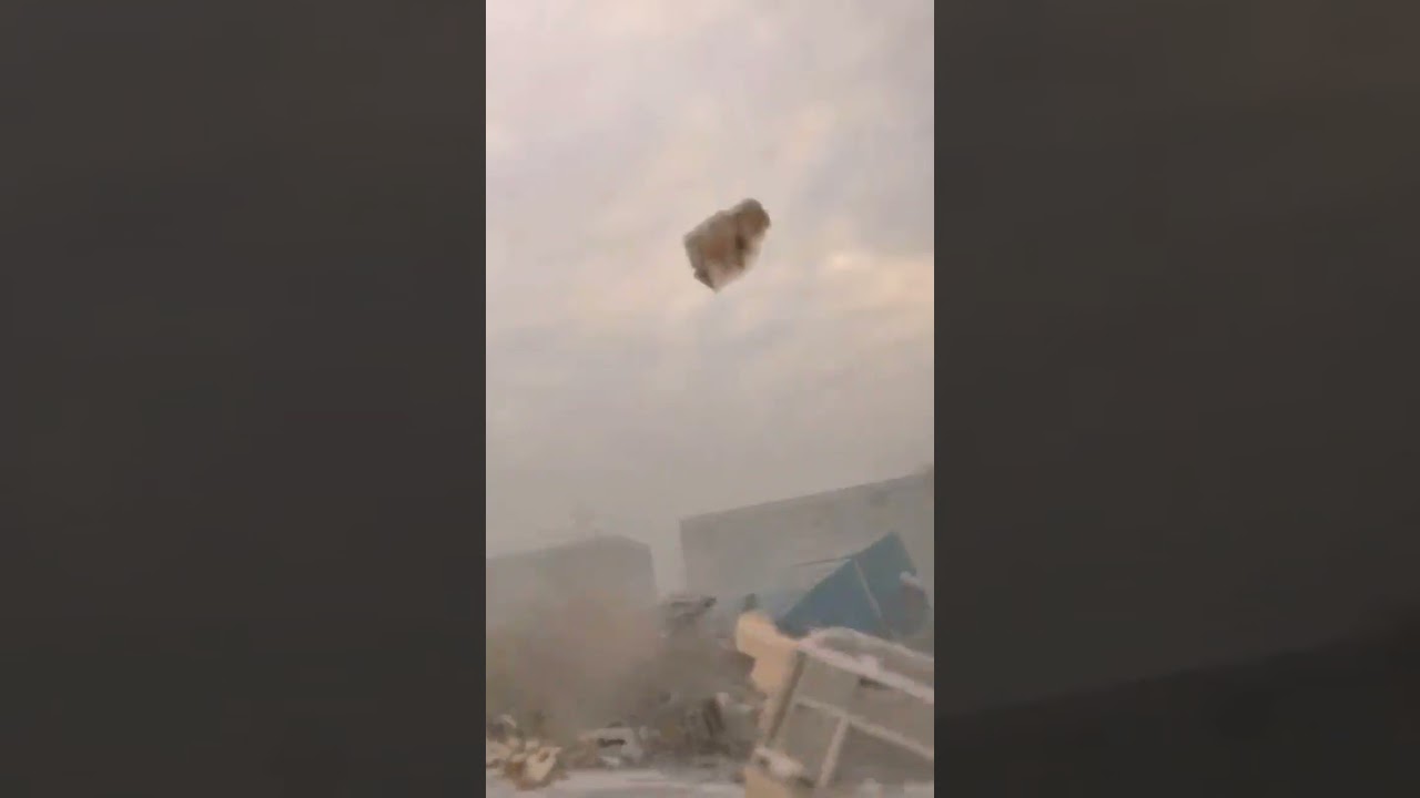 Tornado rips apartment building apart (Simulation done in Teardown)