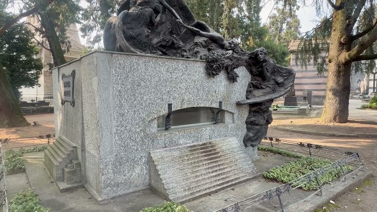 Sergio Bonelli (1932-2011) fumettista. Milano. Tomba. Tex. Zagor. Mister No. Dylan Dog. Editore.