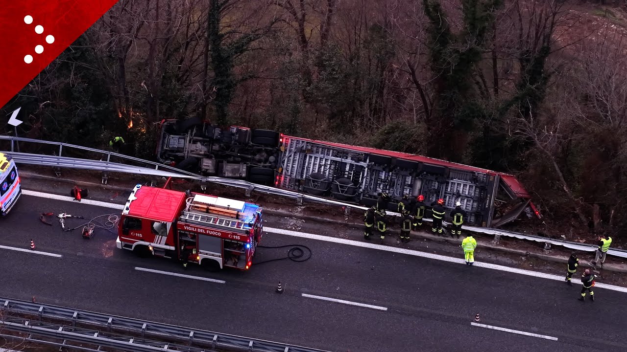 Mandello del Lario (Lecco), tir esce di strada e si ribalta lungo la SS 36: morto l'autista