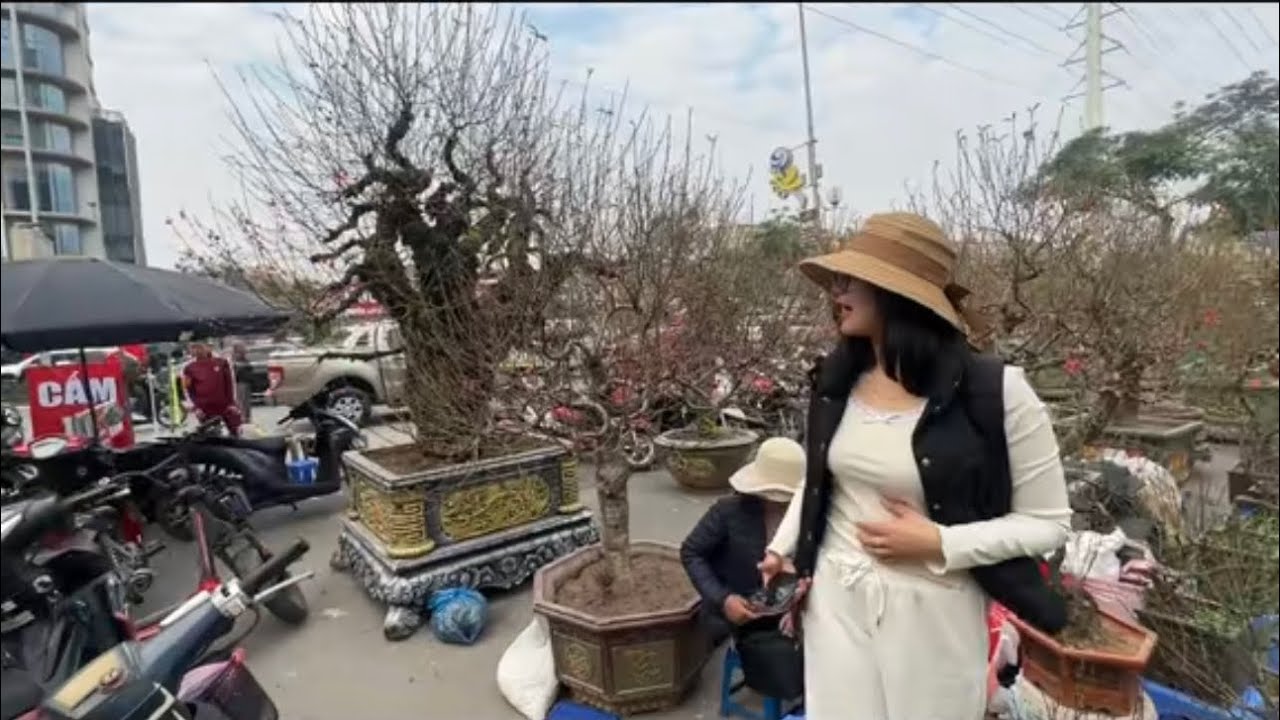 CÔ BÉ RẤT XINH BÁN ĐÀO NĂM ẤY - NĂM NAY ĐÃ LẤY CHỒNG HAY CHƯA?