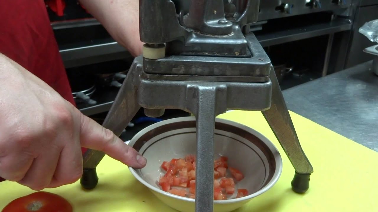 Cortando tomates en cuadritos