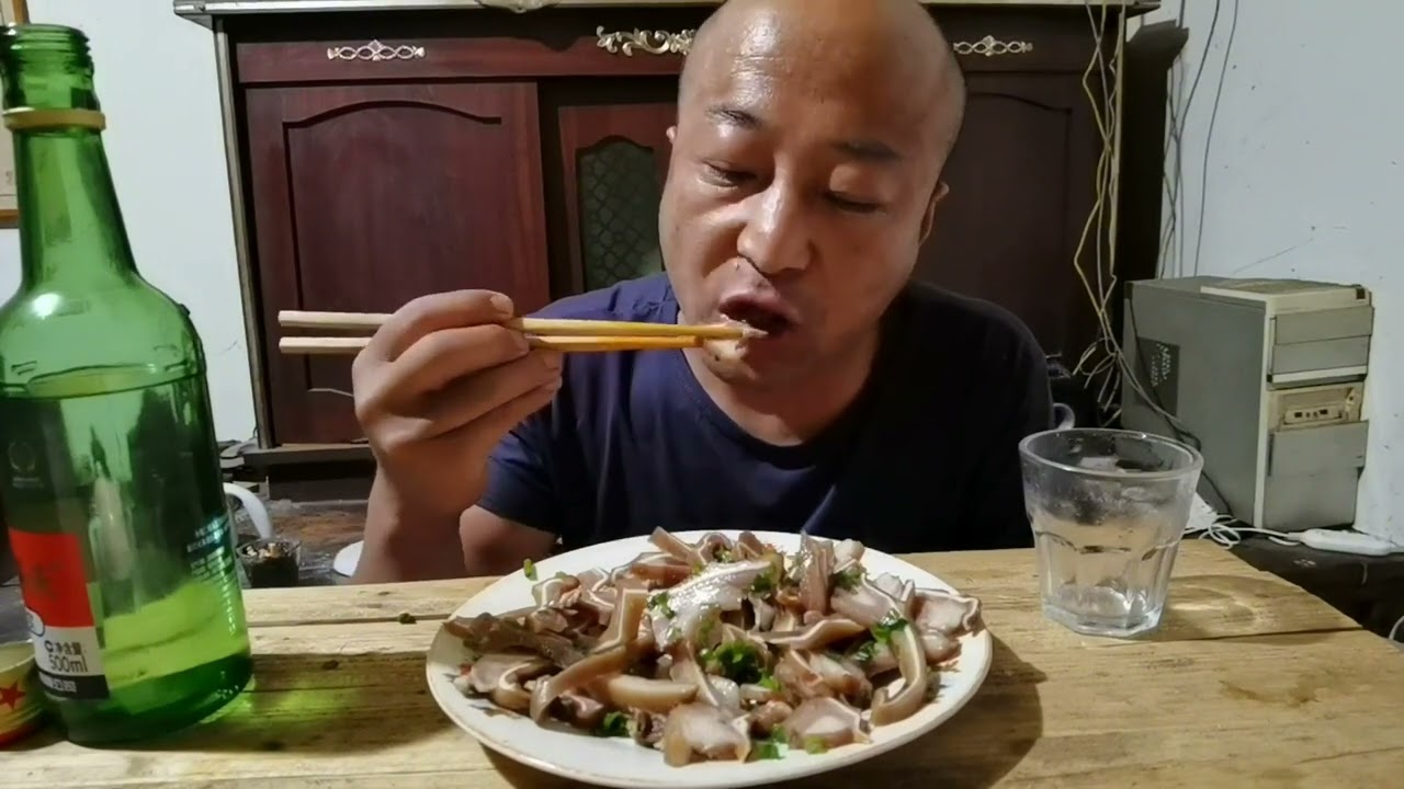 凉拌猪耳朵一盘，白酒半瓶，一个人晚上吃喝就是过瘾 #猪耳朵