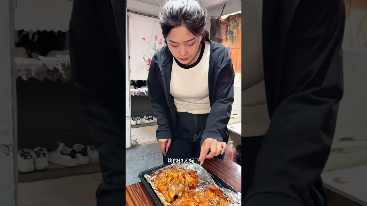 看看俺老婆婆用美的寻味pro2.0做的烤鸡架和小笼包，又是香迷糊的一天！ #美的寻味pro#美的微蒸烤一体机