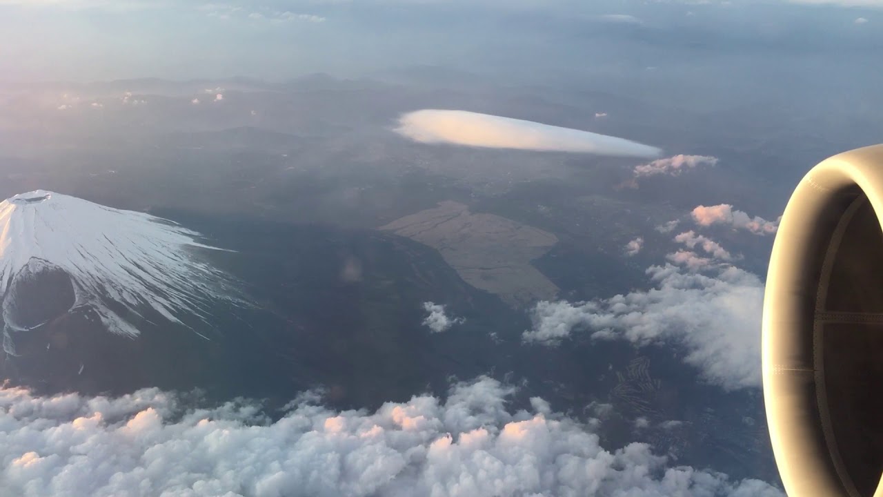 Flying over Mount Fuji 🗻 clear as day!