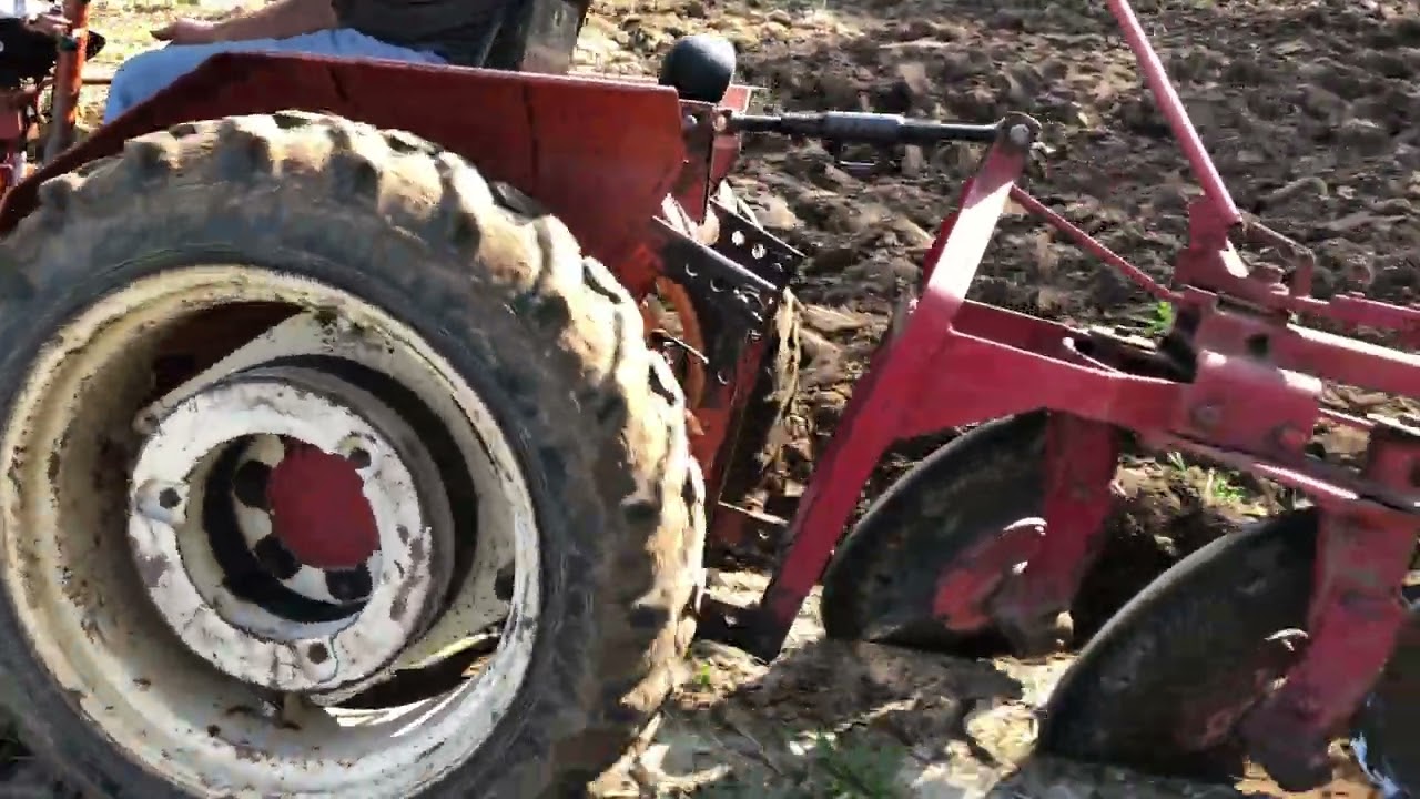 Arando Terra com Agrale 4100