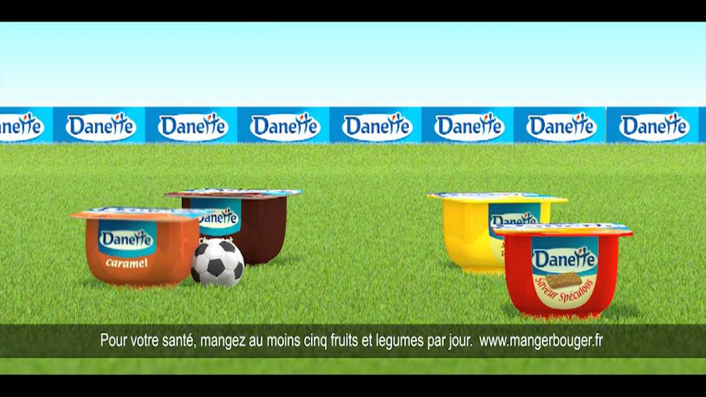 Danette jouant au foot