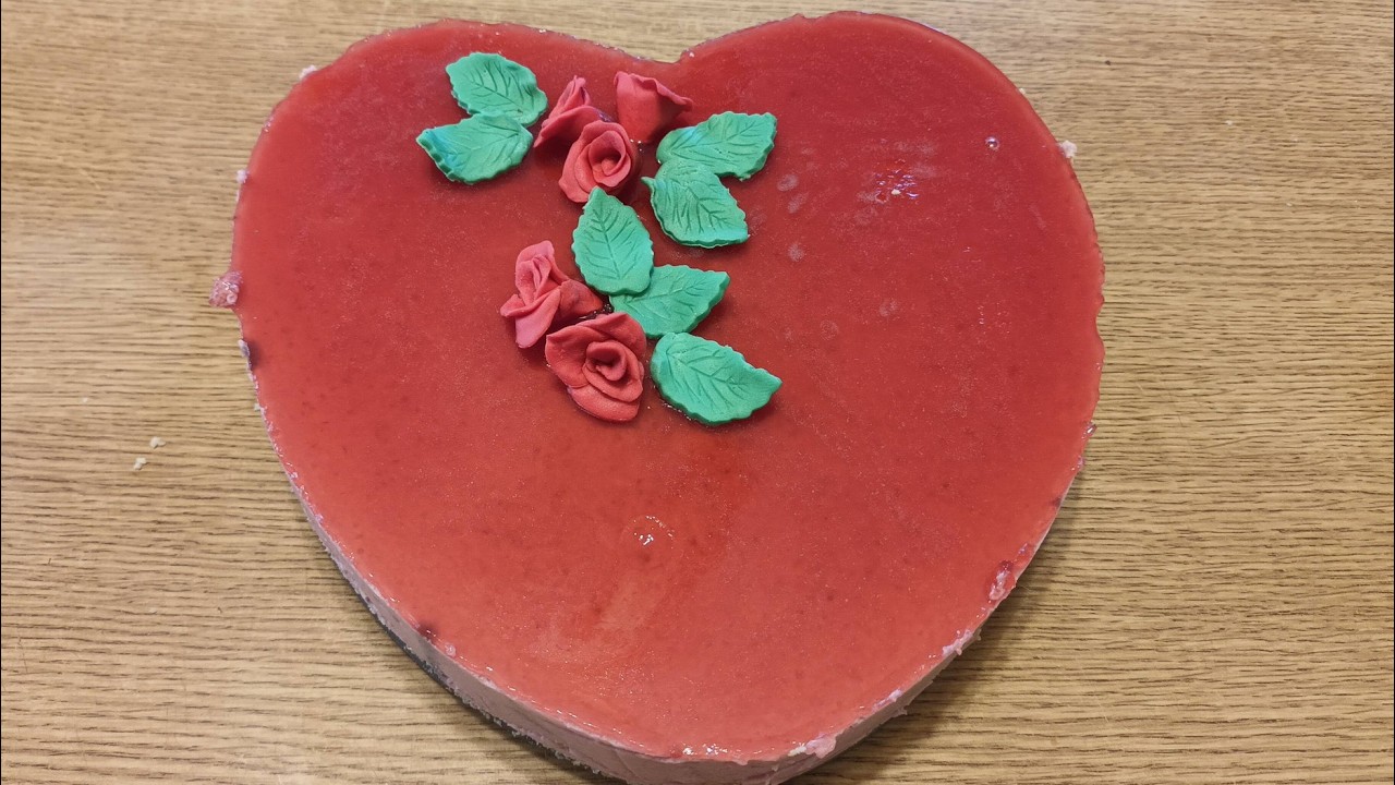 Torta con mousse di fragole e panna