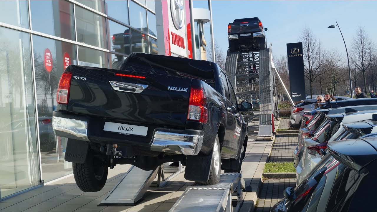 Onlinemotor Toyota Hilux auf dem Geländewagenparcour  Volle Hütte  bei Autoweller in Dortmund