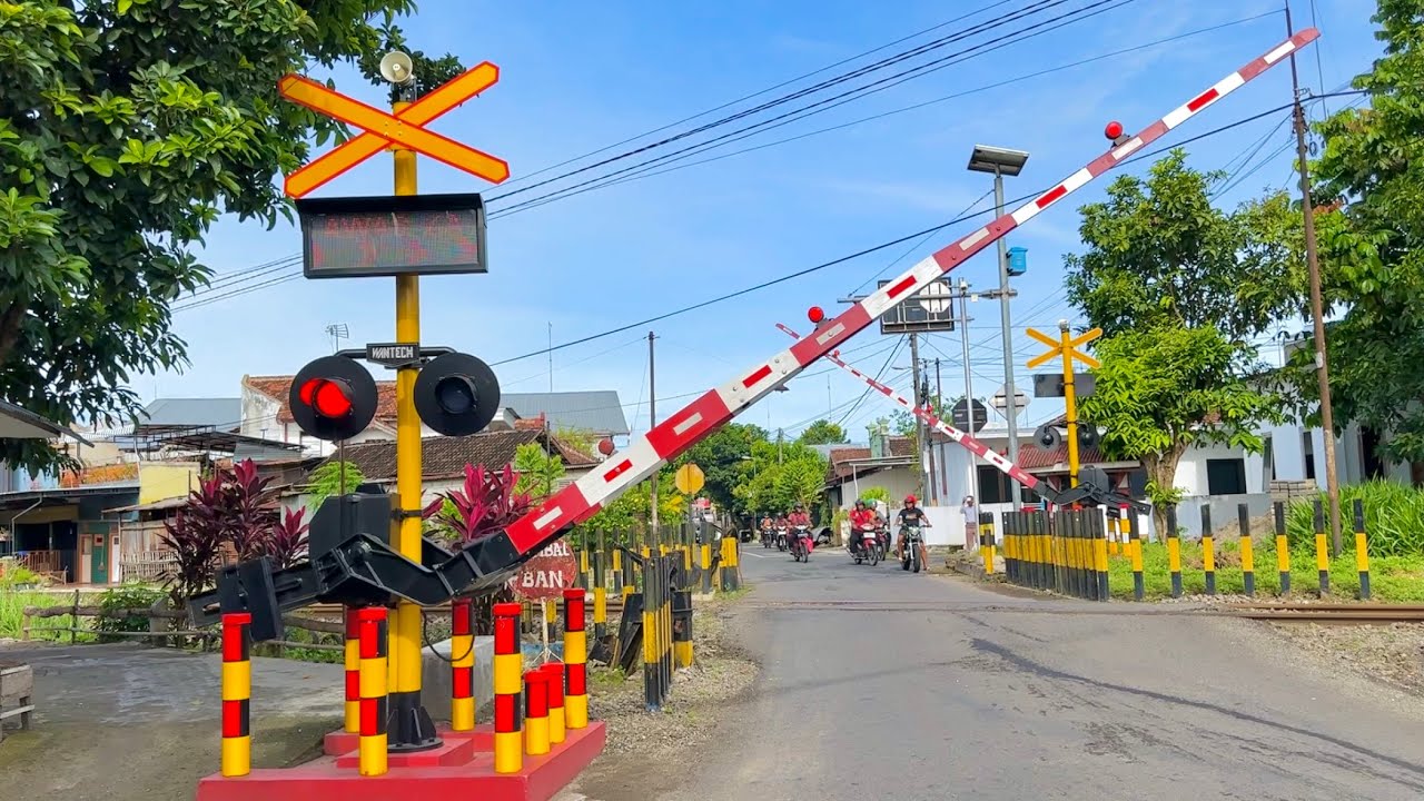 Perlintasan Kereta Api WANTECH Nias Kota Blitar, Jawa Timur