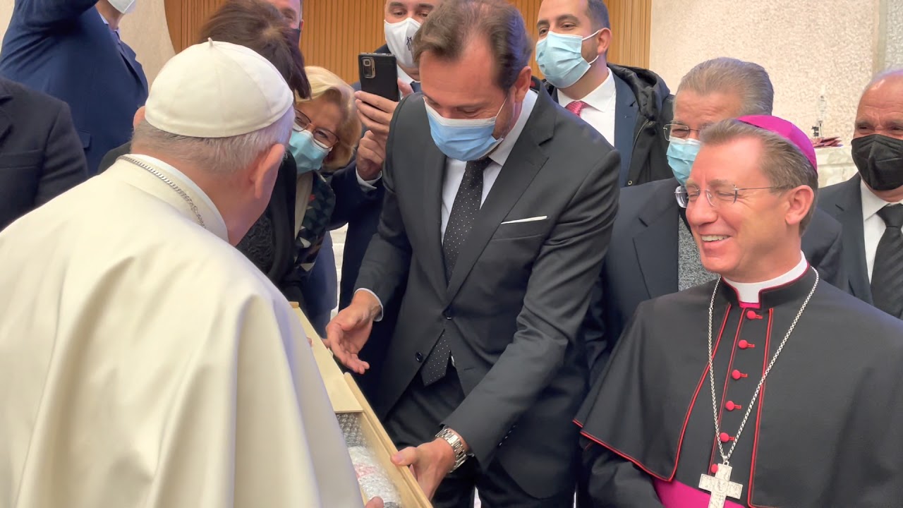 El Papa Francisco recibe a la delegación de Valladolid en la presentación de la Semana Santa
