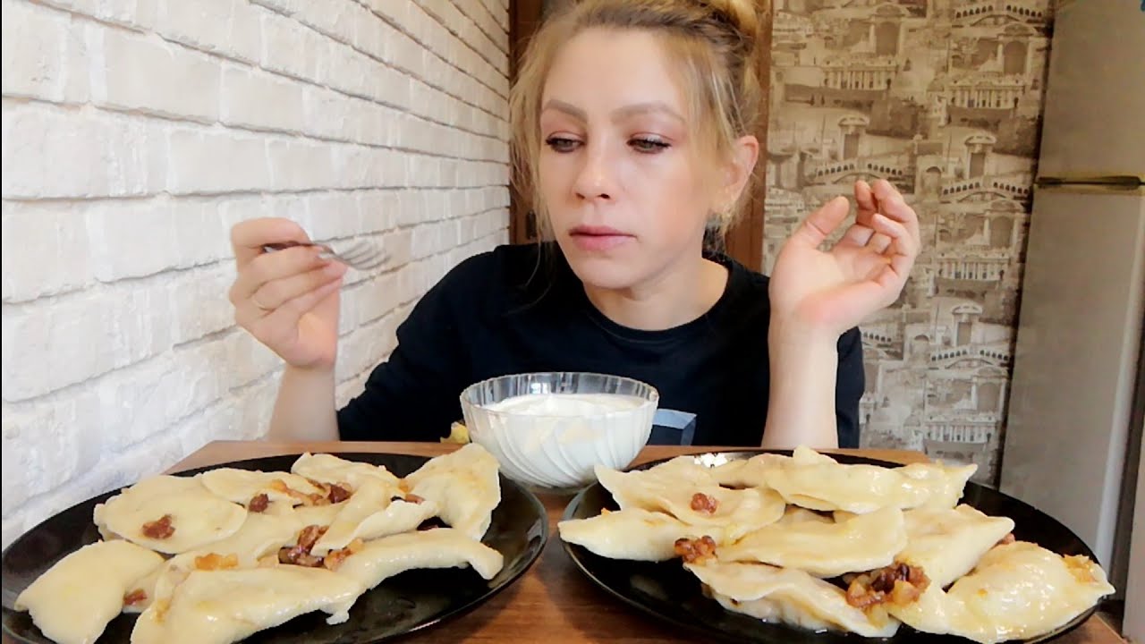 мукбанг домашние вареники картошка+печень и с капустой +сметана.как МУЖ погулял.