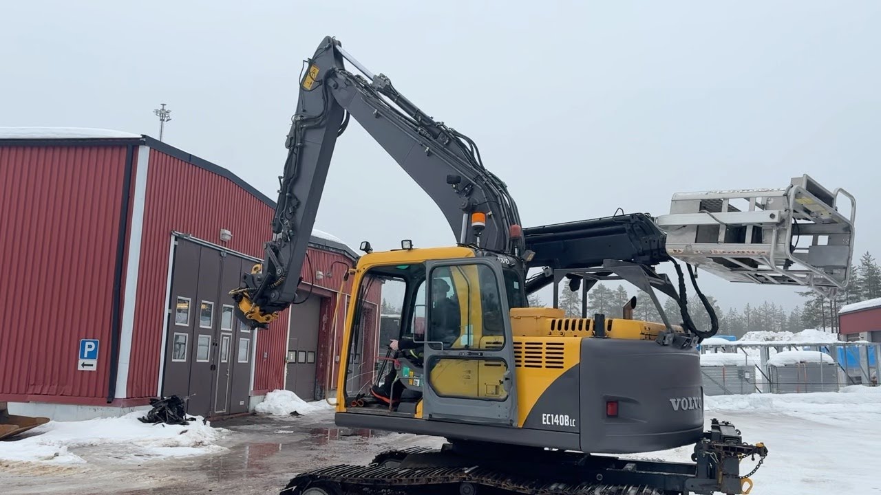 Köp Grävmaskin Volvo EC140BLC Quarry med personkorg  på Klaravik