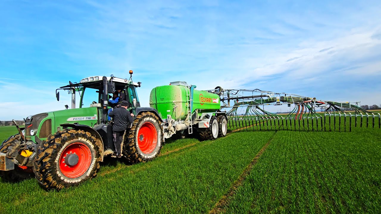 Röhrender Fendt 716 TMS mit 19.000 Liter & 21 Meter Güllefass von Eckart LUPUS Line Plus beim düngen