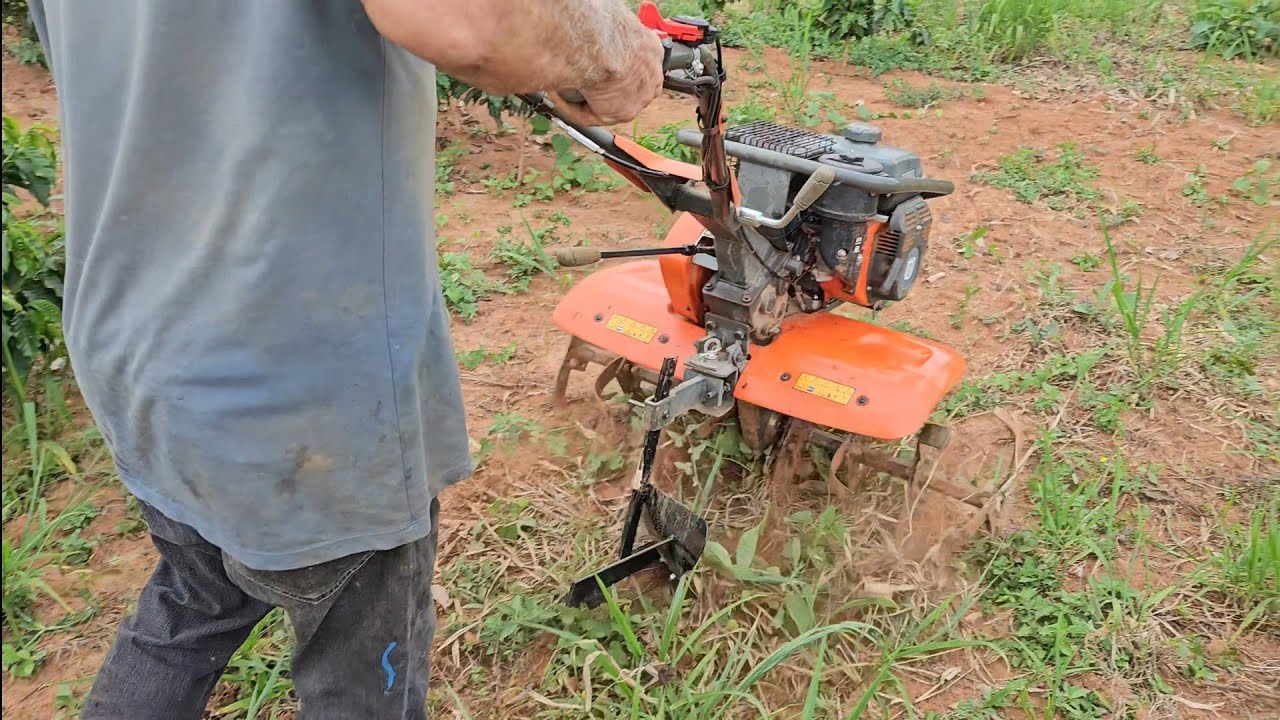 PASSANDO O ARADO COM O  TRATORITO .