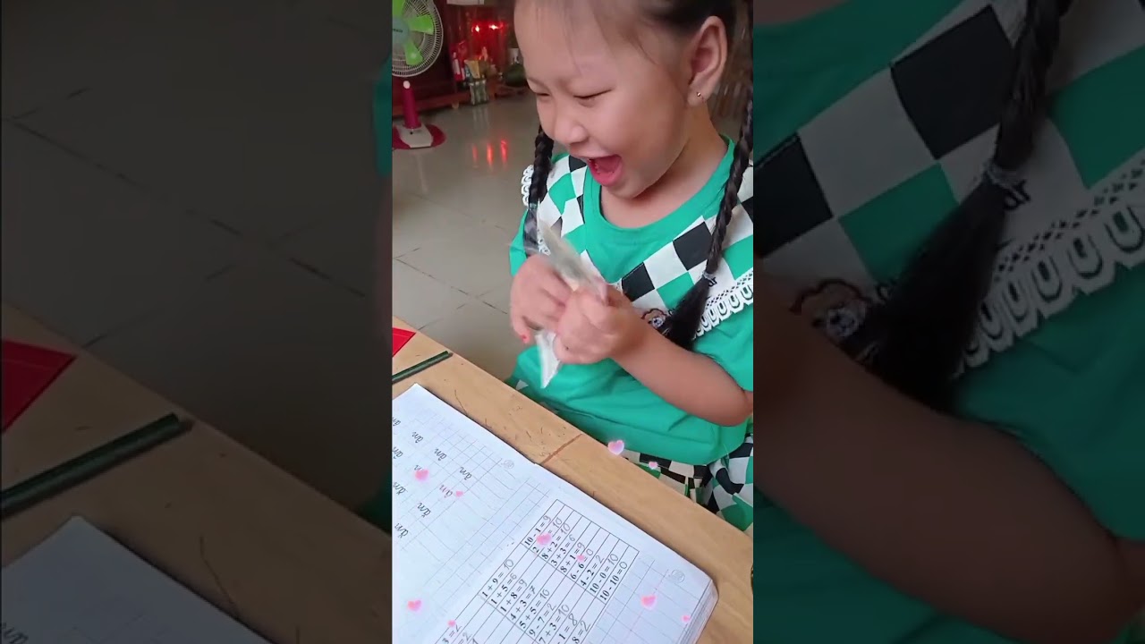 🎉 Bé khai Bút Đầu Xuân Và Phần Thưởng Lì Xì Bất Ngờ Từ Mẹ!