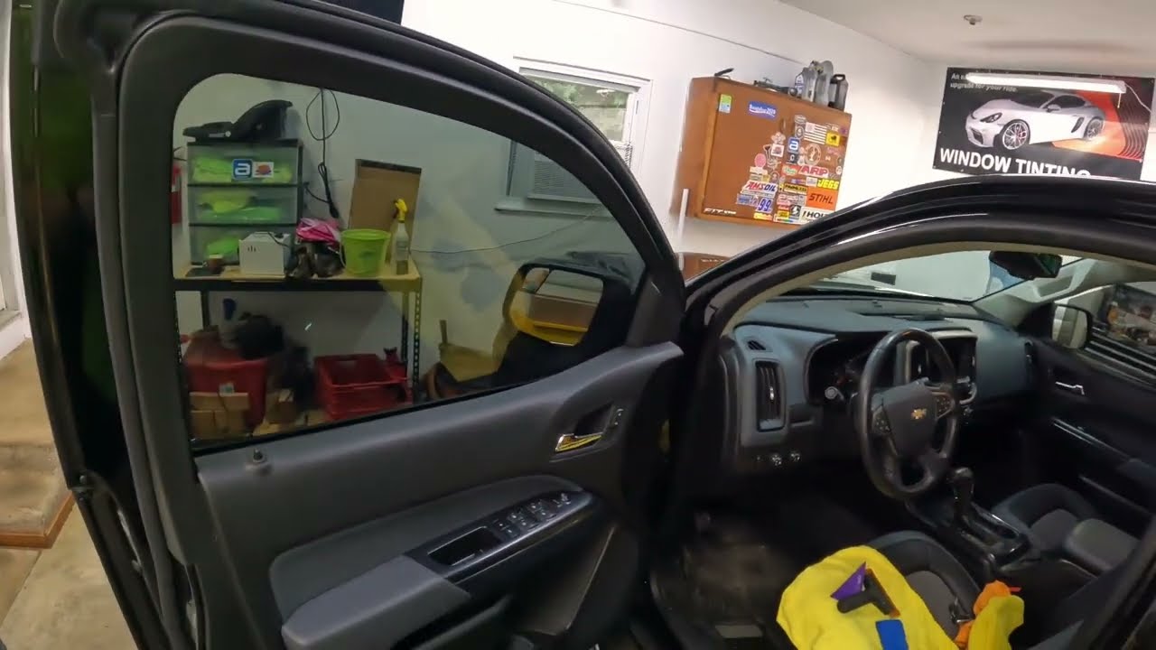Как затонировать окна Chevy Colorado, НЕ снимая дверные панели!