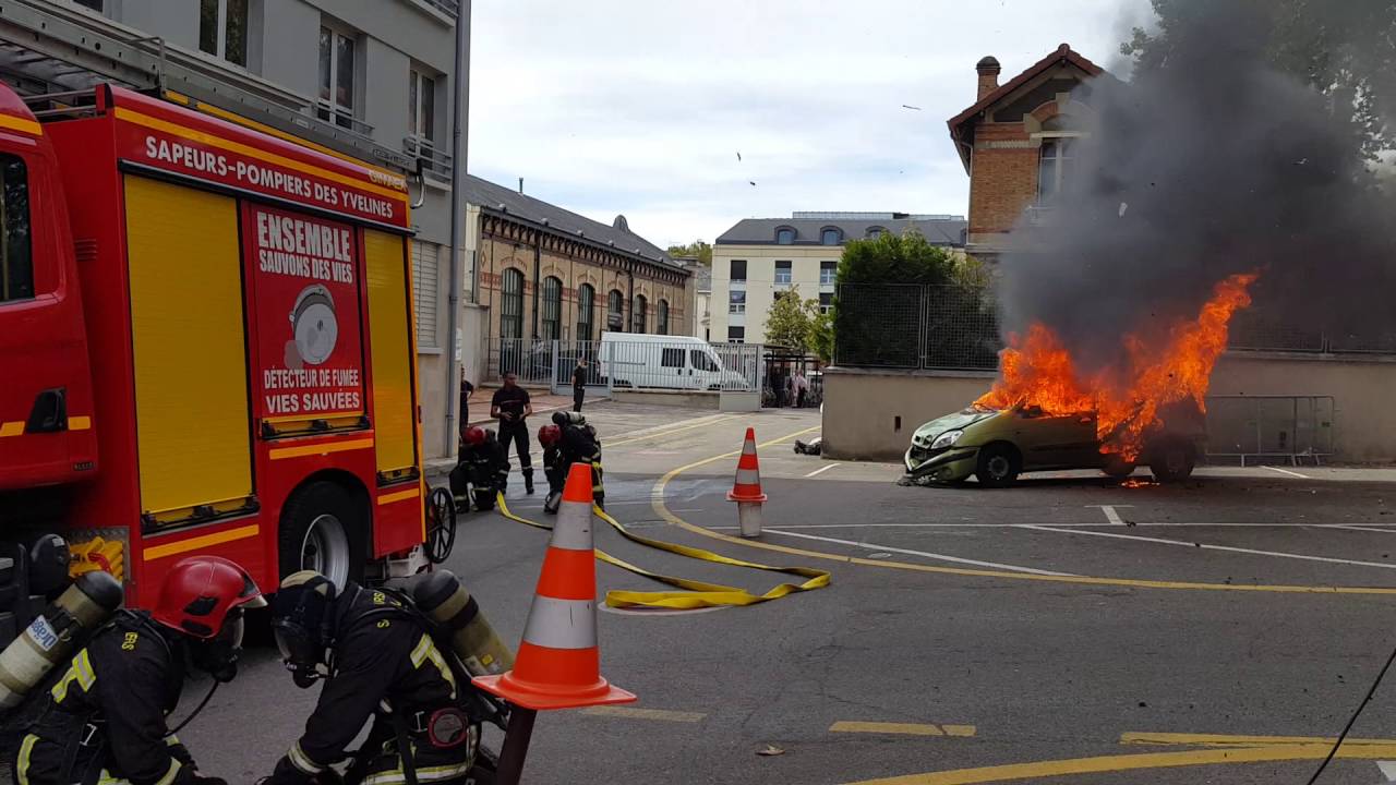 Feu de voiture à Versailles entraînement des pompiers