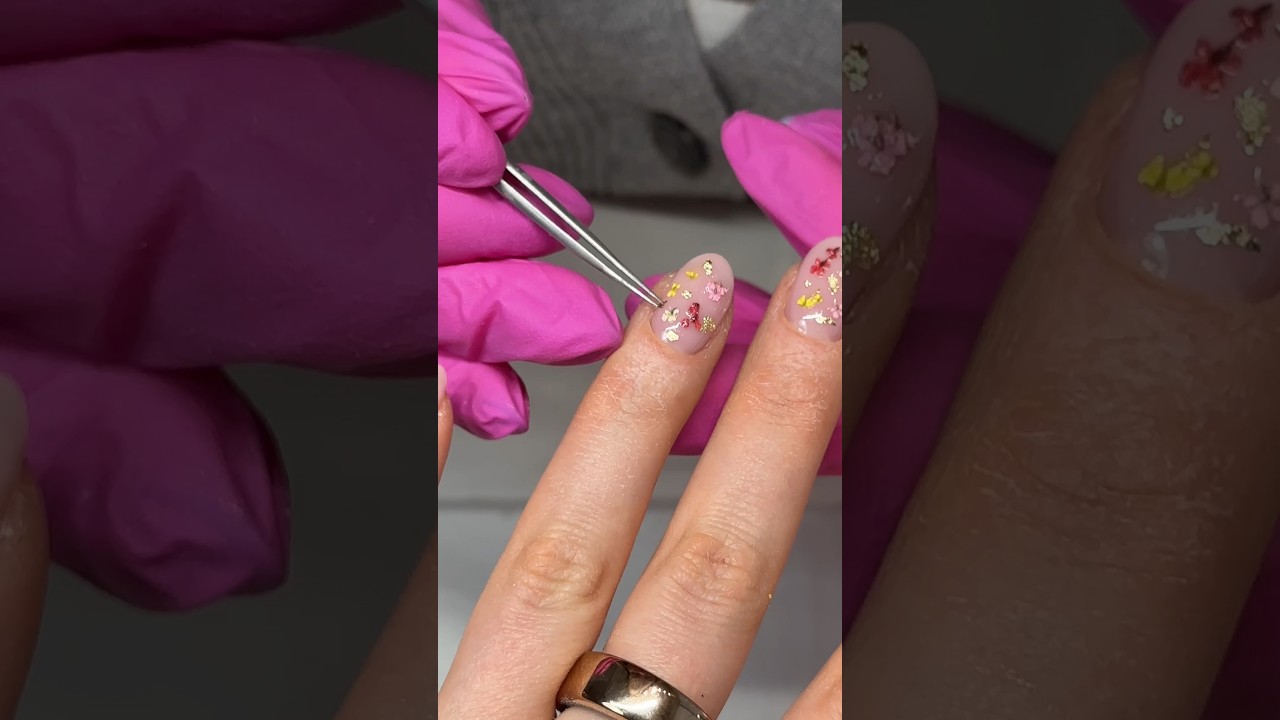 she put dried flowers on my nails! 💐🤯