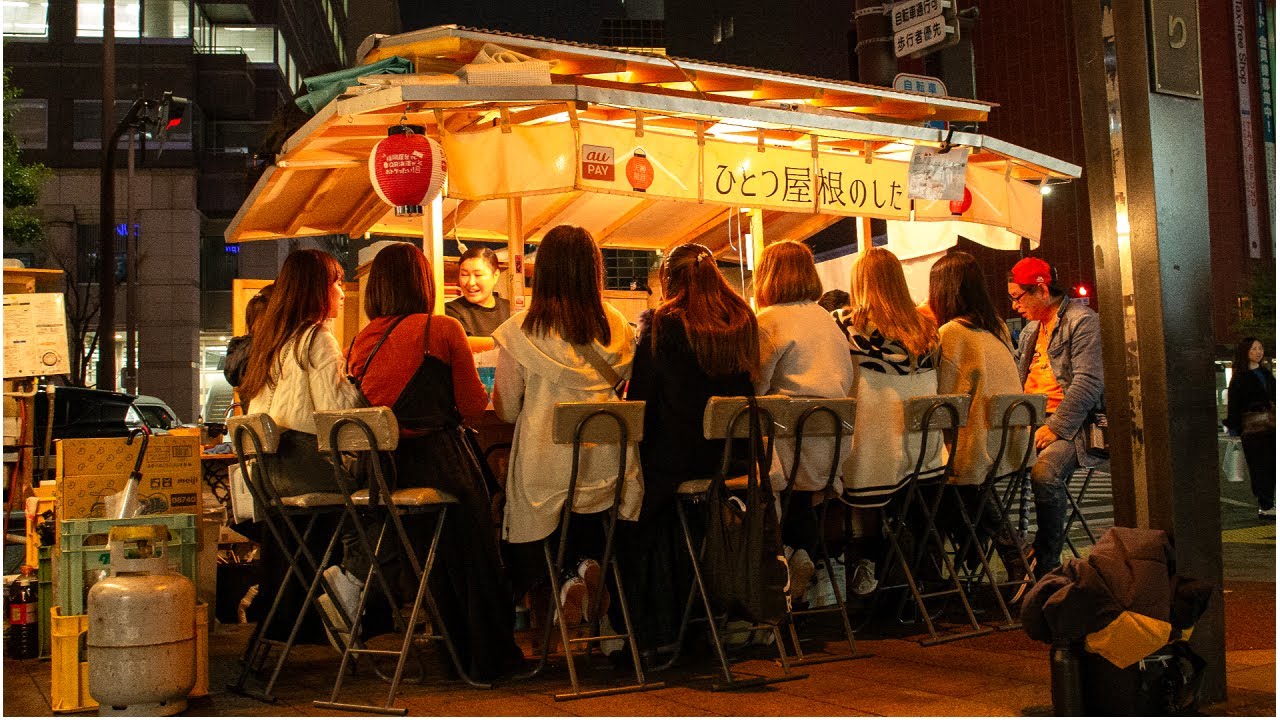 Лавочка с японской едой, которой управляет хозяйка, всегда полна покупательниц даже в будние дни.