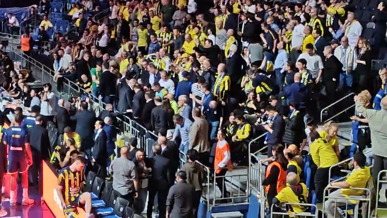 Futbol takımı teknik direkt&ouml;r&uuml; Domenico Tedesco, başkanla beraber salona girince anons edilir 
