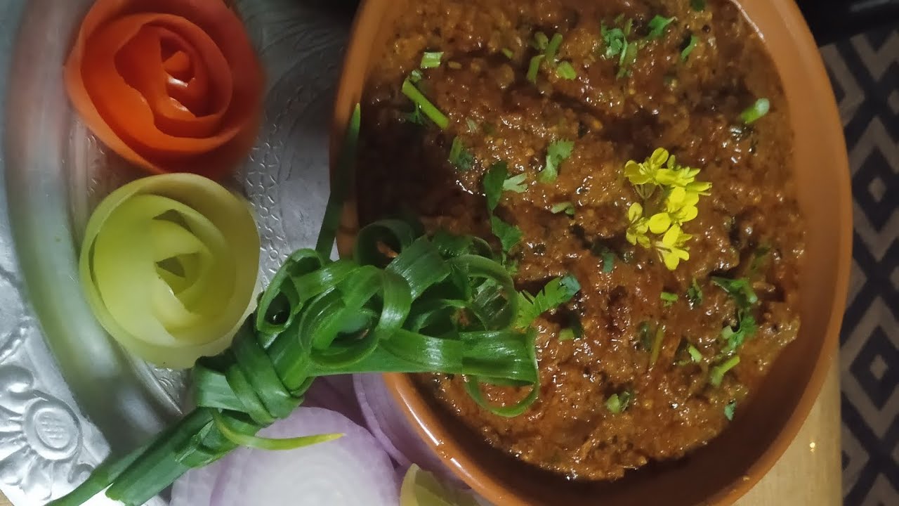 जळगावी भाजून केलेल्या वांग्याचे भरीत
